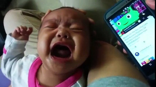 Không thích nhạc thiếu nhi, em bé chỉ khóc khi nghe nhạc rap