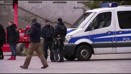 KANCELARJA MERKEL MBRON SERISH AZILANTET DHE DEKLARON SE NUK NDRYSHON QENDRIM PER REFUGJATET LAJM