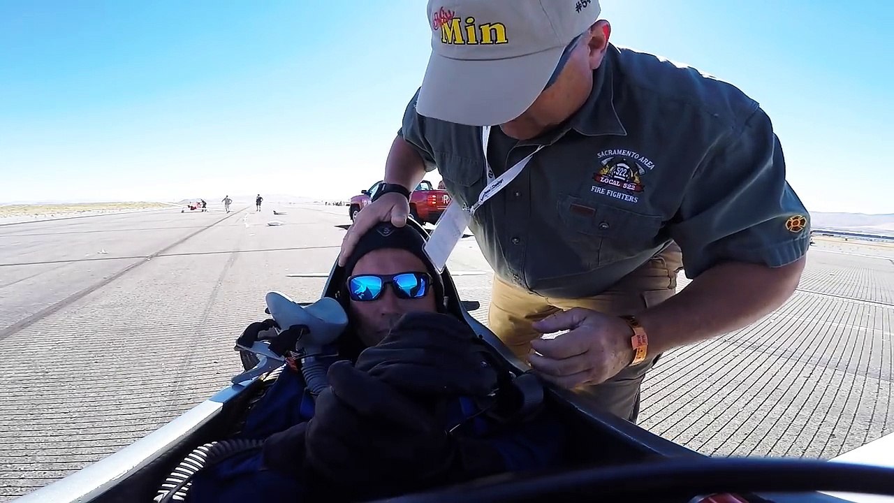 Un pilote bloqué au sol se fait percuter par un autre concurrent !