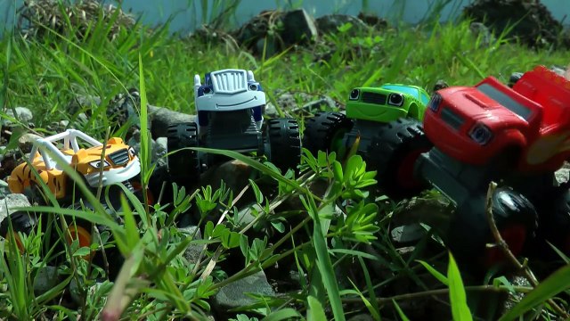 Вспыш и Чудо машинки. Игра в грязи. Машинки для мальчиков