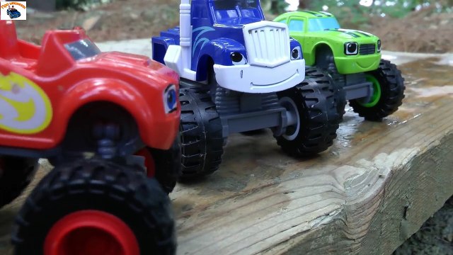 Вспыш и чудо-машинки играют в грязи.