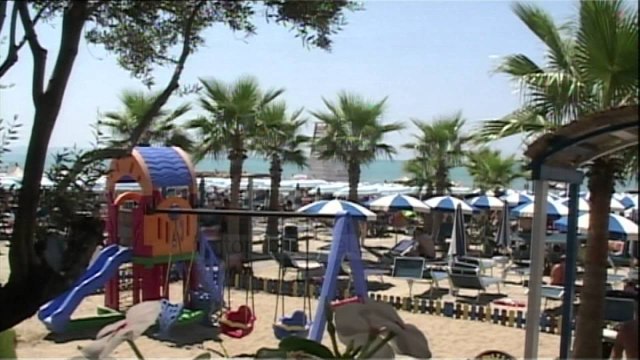 Rritet fluksi i pushuesve europianë në plazhet e Durrësit - Top Channel Albania - News - Lajme