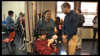 Niños con cáncer reciben muñecos "pelones" donados por Iberia y Juegaterapia-