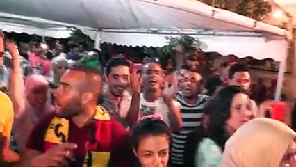 محبة لفريق الترجي الرياضي التونسي تحتفل بزفافها باغاني فريقها (فيديو)