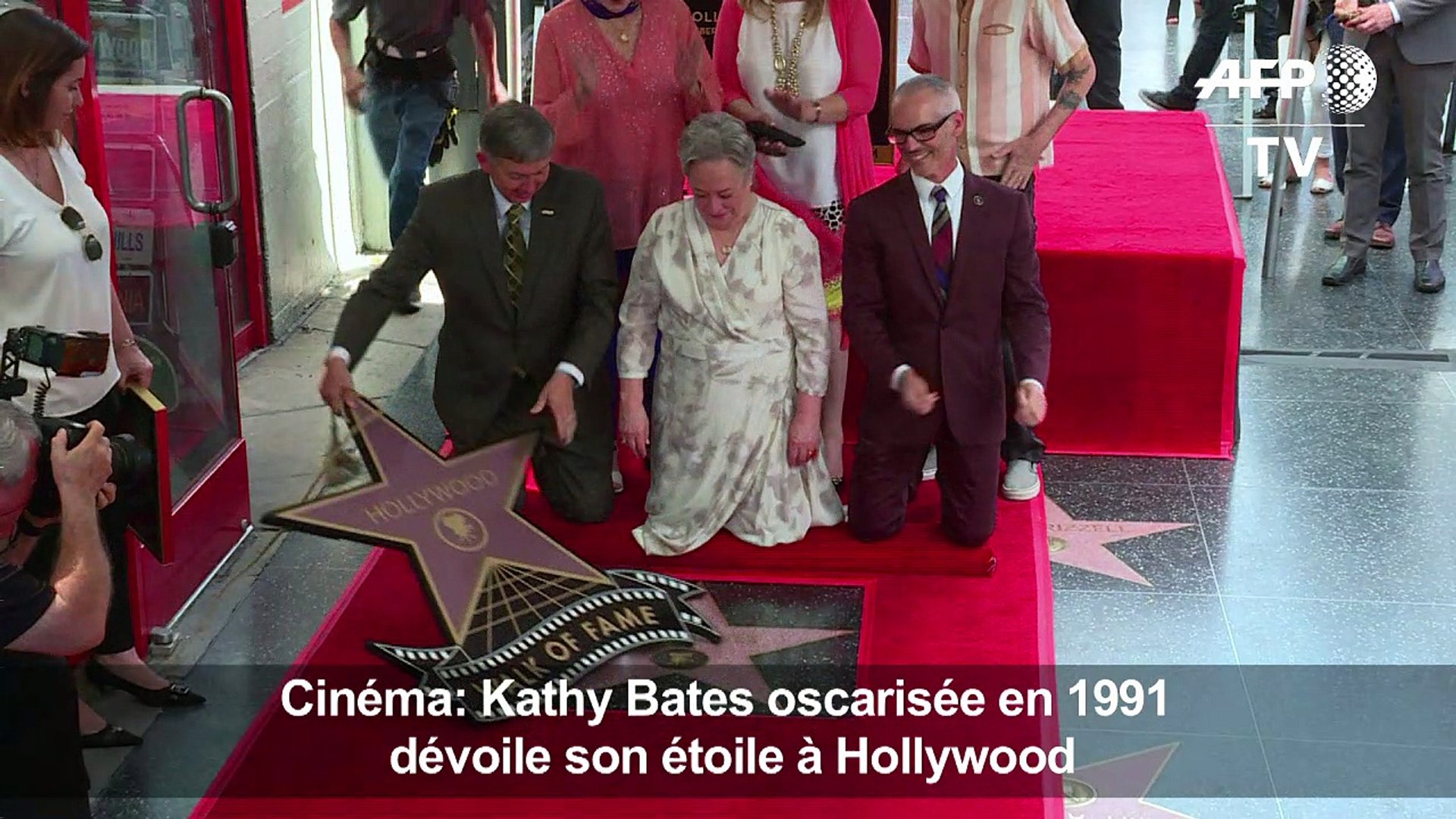 Kathy Bates dévoile son étoile à Hollywood - Vidéo Dailymotion