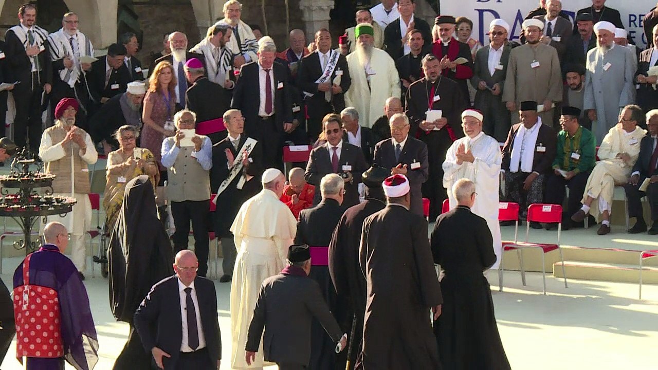 'World thirsts for peace', pope tells religious leaders
