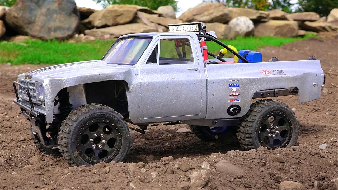 1979 Chevy Silvarado Ultra 4 Rally Truck on a Dirt Track - Jumps, Stunts and Onboard Video - Radio Controlled Truck
