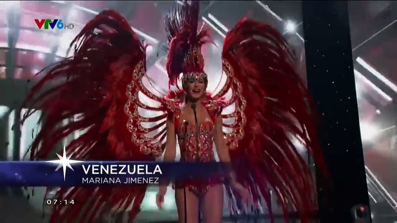 Phạm Hương trình diễn áo dài tại Hoa hậu Hoàn vũ 2015