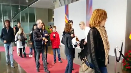 Chú chó mặc áo CR7 đến viếng huyền thoại Johan Cruyff