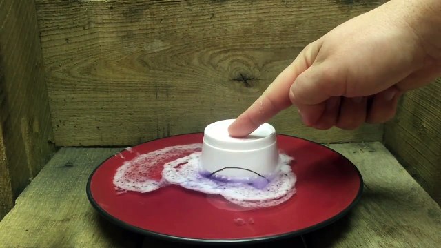 Clip cho thấy sức tàn phá kinh khủng của nước tẩy sơn móng tay