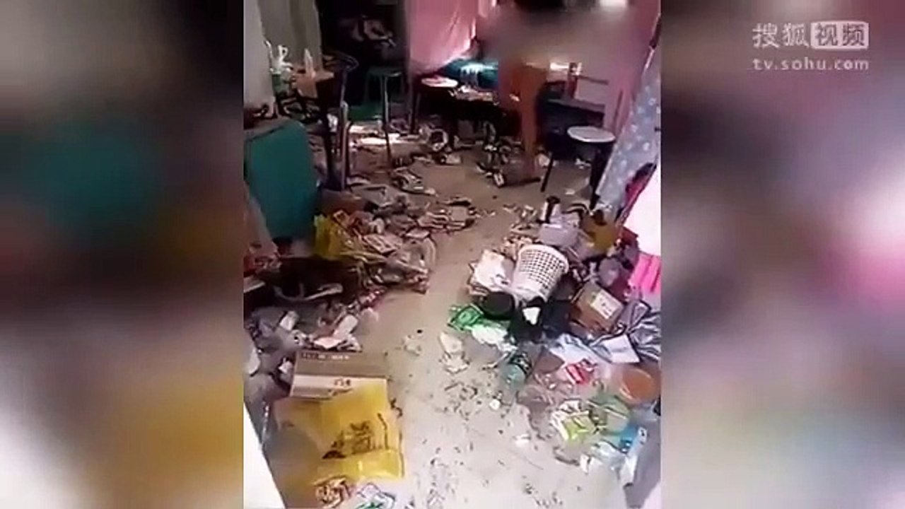 Choáng với kí túc xá siêu bẩn siêu bề bộn của cặp đôi nữ sinh