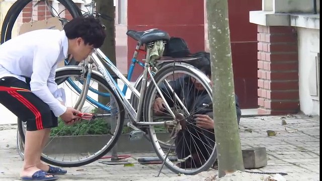 Trải nghiệm xã hội với ông cụ vá xe đạp