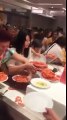Kinh hoàng cảnh tượng du khách Trung Quốc điên cuồng tranh tôm hấp trong nhà hàng buffet ở Thái Lan