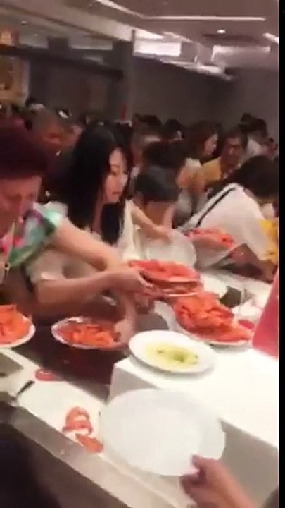Kinh hoàng cảnh tượng du khách Trung Quốc điên cuồng tranh tôm hấp trong nhà hàng buffet ở Thái Lan