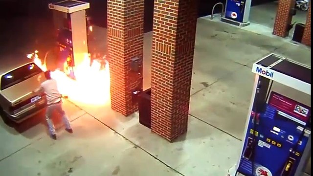 Bó tay với nam thanh niên chơi khôn đốt xăng đuổi nhện