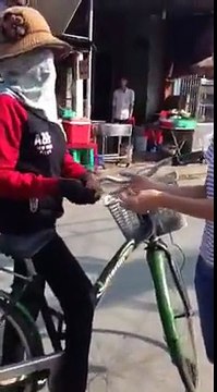 Cảm phục cậu bé khuyết tật bán vé số đầy tự trọng