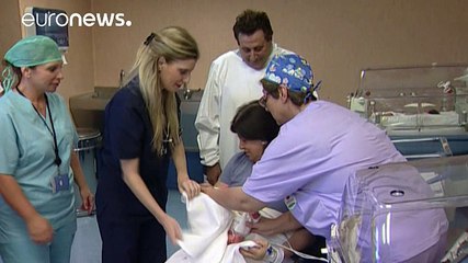 ايطالية تنجب طفلها الاول في سن ال61