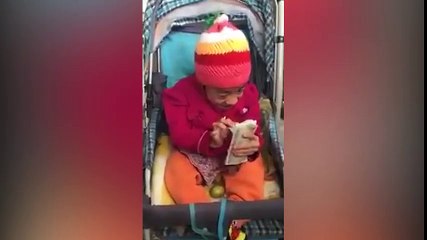 Cô bé ngồi xe lăn nói chuyện cực duyên khiến dân mạng đổ gục