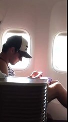 Niall Horan trên chuyến máy bay đến Bangkok