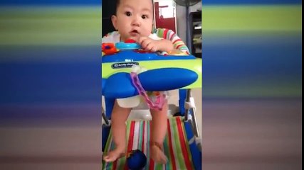 Tuấn Hưng hát ru con trai ngủ trên vai