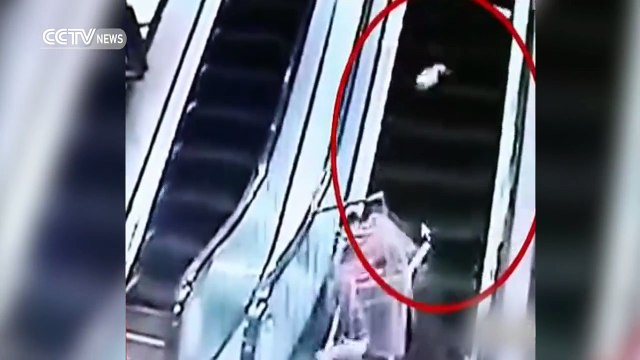 Tai nạn thang cuốn do xe đẩy hàng