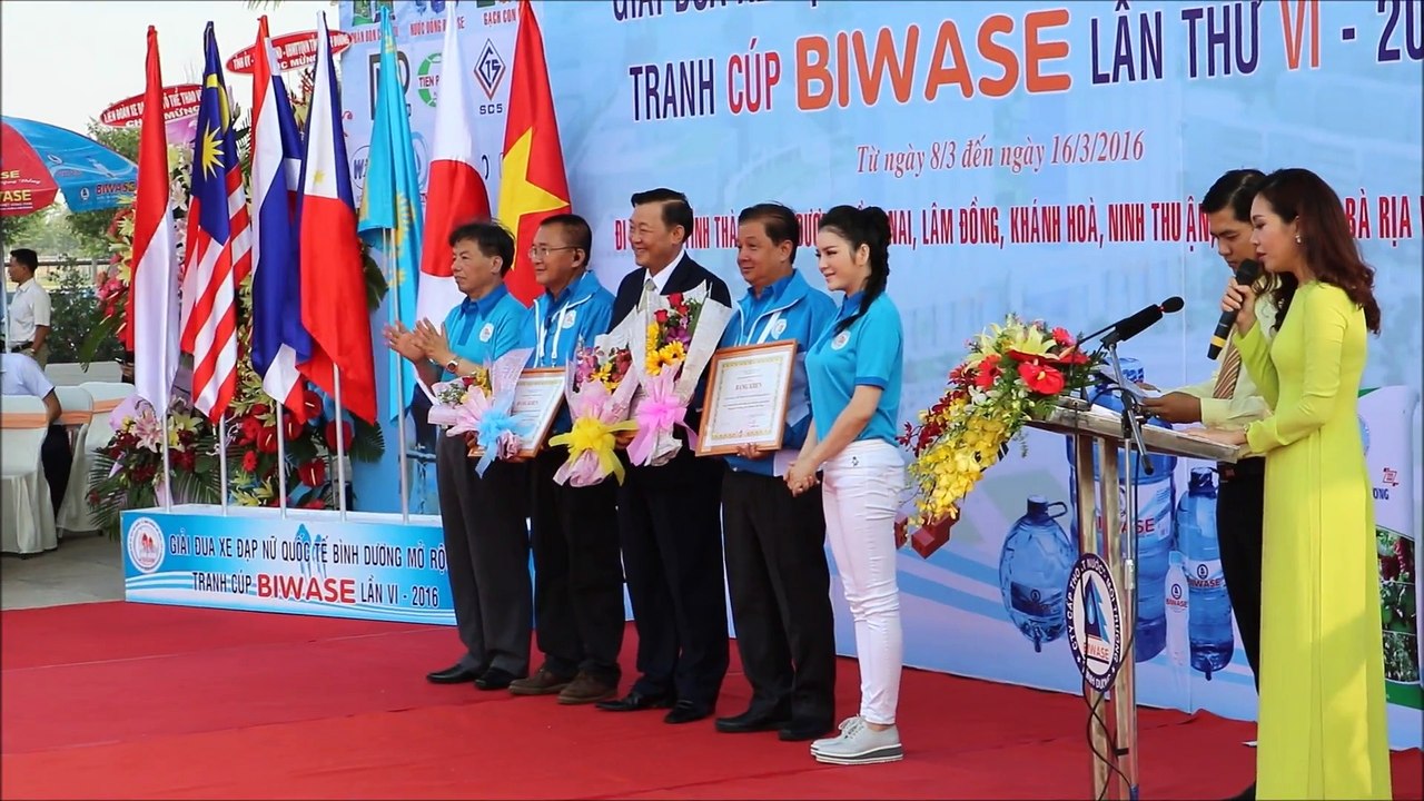 Lý Nhã Kỳ ngồi xe máy, cổ động vận động viên đua xe đạp