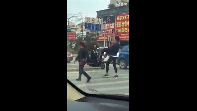 “Soái ca” ẵm bà cụ băng qua đường gây xúc động cho cộng đồng mạng