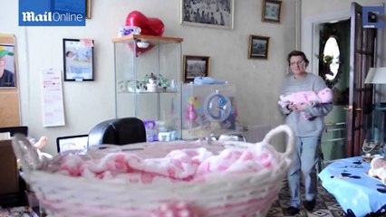 Người phụ nữ vô sinh nuôi búp bê như con