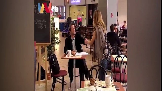 Phản ứng của người nước ngoài khi gặp cô gái đầy ''vi-ô-lông''