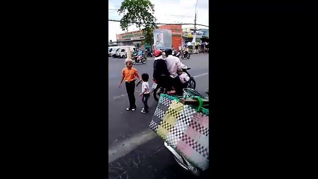 Hot boy nhí bán kẹo kéo hát nhạc Đàm Vĩnh Hưng