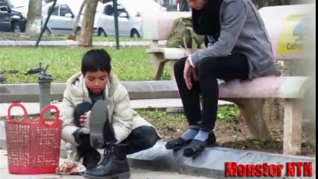 Clip thanh niên thử lòng cậu bé đánh giày nhận nhiều lời khen từ cư dân mạng