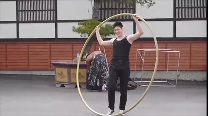 Màn múa vòng "quá khổ" của chàng thanh niên hút bao ánh nhìn của nữ sinh