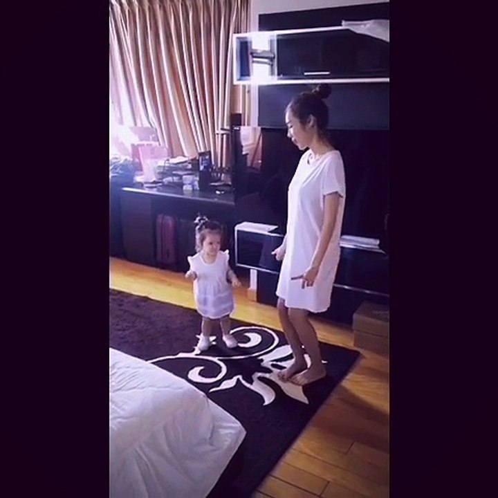 Cadie Mộc Trà nhảy múa cùng mẹ Elly Trần