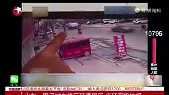 Tài xế nhẫn tâm cán qua cán lại người nạn nhân