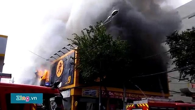 Cháy gara ở Sài Gòn, 10 xe sang bị thiêu rụi