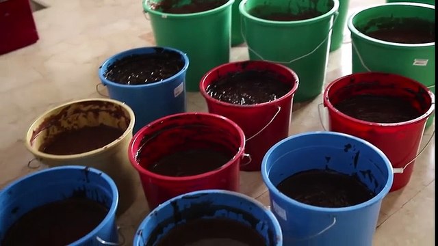 Thanh niên tắm trong 240kg socola