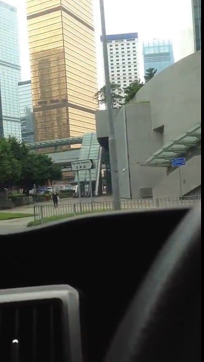 衝紅燈讓白車