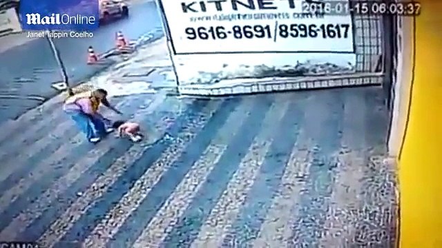 Bé bị ngã từ tầng cao xuống đất