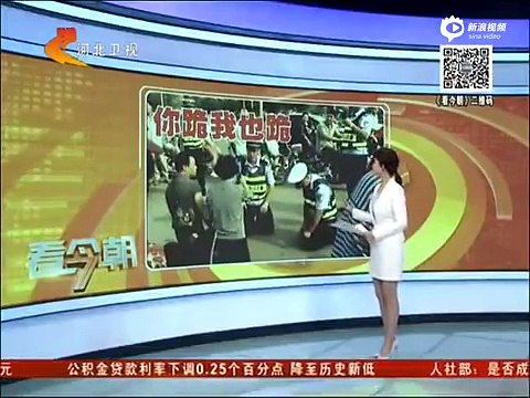 Clip phẫn nộ con trai vi phạm luật giao thông, mẹ già quỳ lạy xin tha