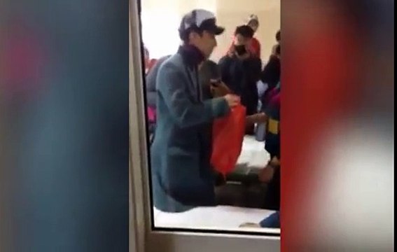 Sơn Tùng tới bệnh viên K thăm fan 10 tuổi mắc bệnh ung thư