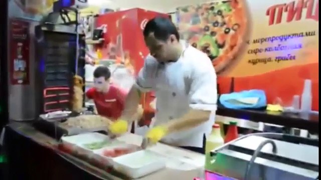 Kiếm sĩ đầu bếp ‘múa dao’ làm bánh khiến thực khách sốc toàn tập