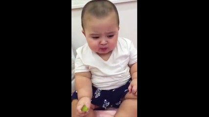 Bé trai đáng yêu với phản ứng ăn chanh