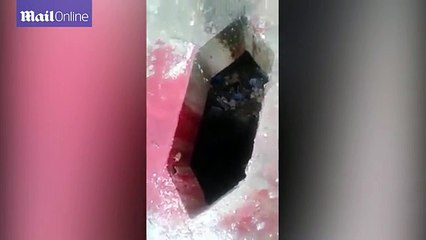 Bé sơ sinh bị vứt trong nhà vệ sinh