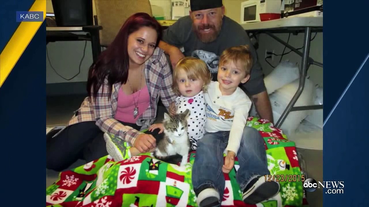 Tình bạn keo sơn giữa cô bé cụt tay và chú mèo cụt chân