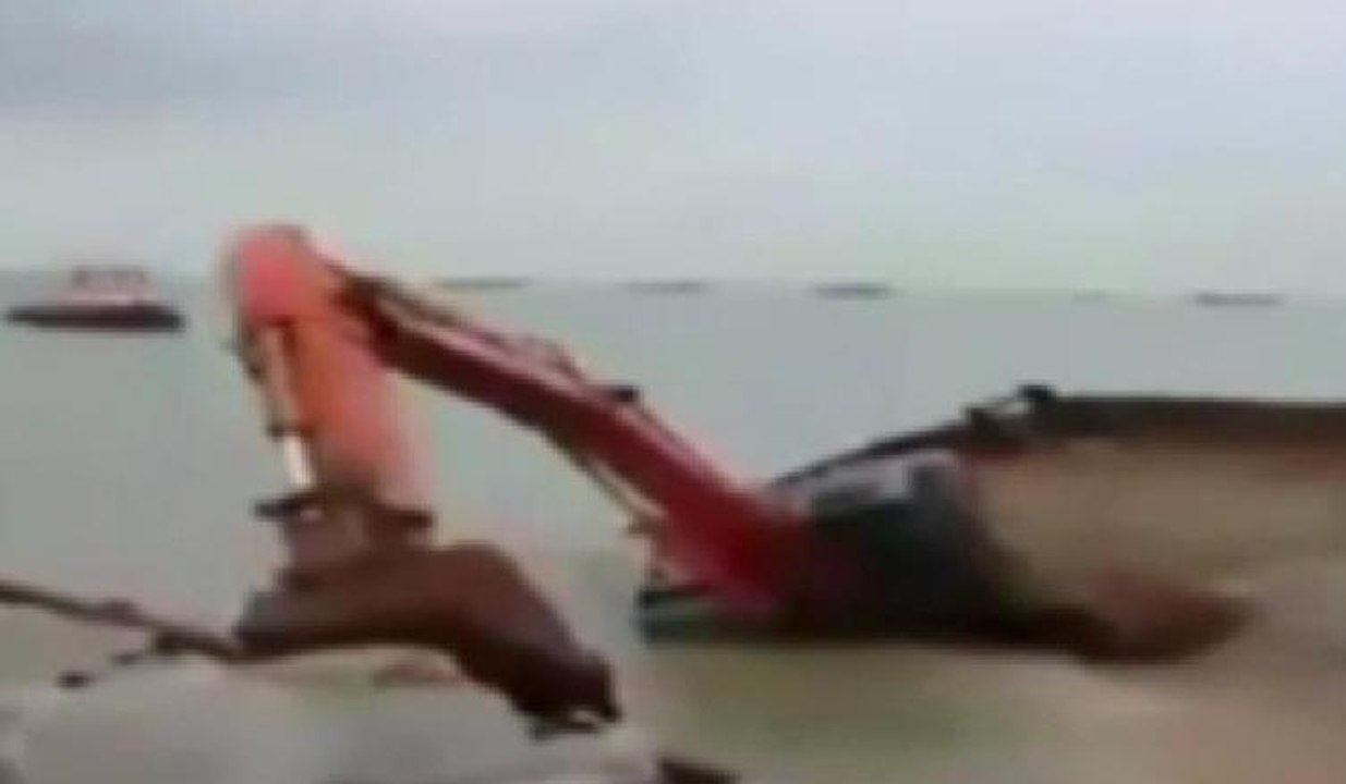 İş makinesi sulara böyle gömüldü