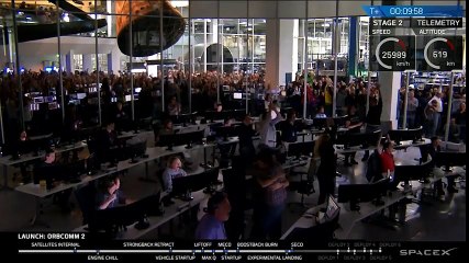 Cả thế giới vui mừng khi tàu tái sử dụng Falcon 9 đáp xuống mặt đất an toàn
