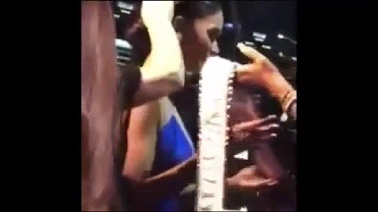 Đương kim Hoa hậu Hoàn vũ 2015 khóc trong hậu trường