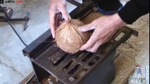 Cách cắt dừa khô lấy cả nước lẫn ruột
