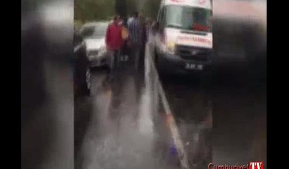 Seyir halindeki otomobilin üzerine ağaç devrildi: 4 yaralı