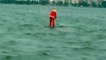 ông già Noel ở Hà Nội chèo thuyền vượt Hồ Tây